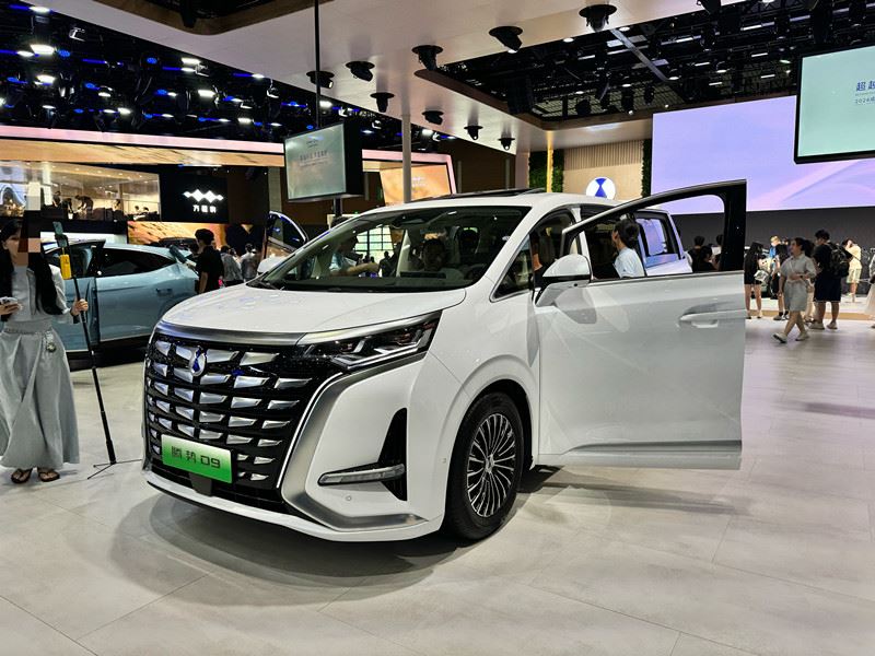 DENZA D9 EV 620 Premium 2024. gads